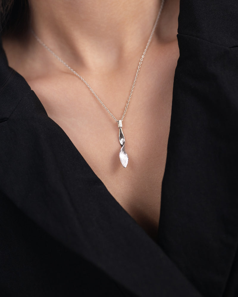 The Sculpted Pendant Necklace – Silver