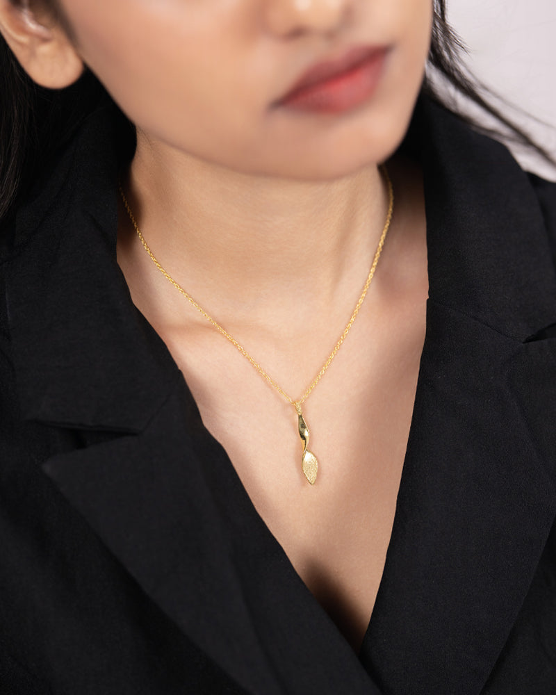 The Sculpted Pendant Necklace – Gold