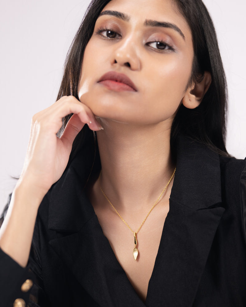 The Sculpted Pendant Necklace – Gold