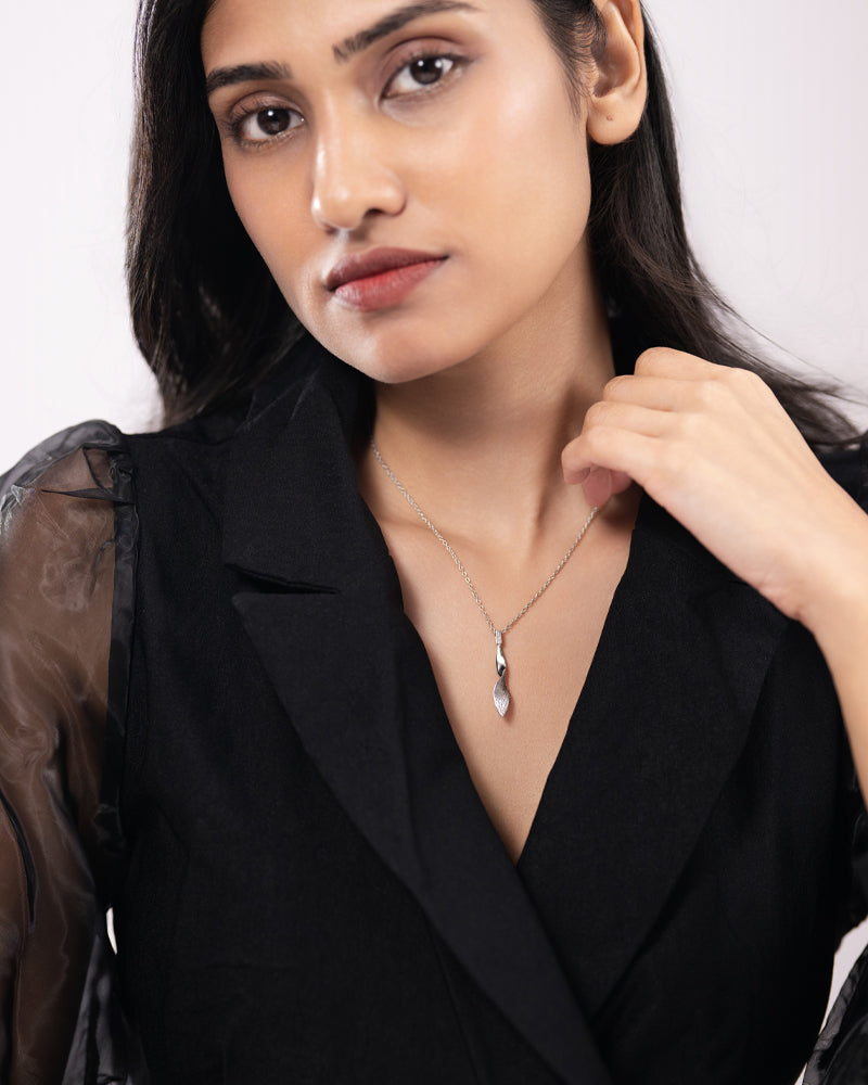 The Sculpted Pendant Necklace – Silver