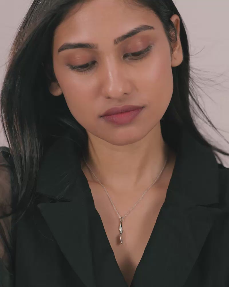 The Sculpted Pendant Necklace – Silver