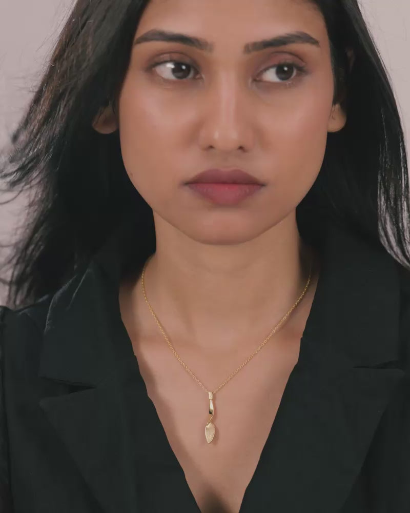 The Sculpted Pendant Necklace – Gold